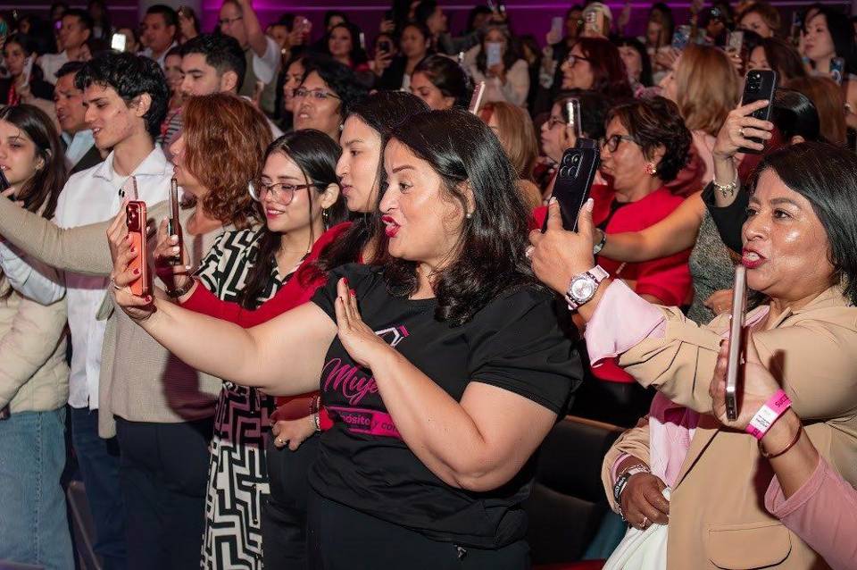 Patricia con la comunidad de Inmocon